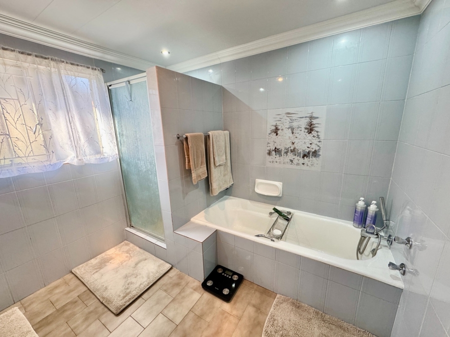 5 Bedroom Property for Sale in Mooivallei Park North West